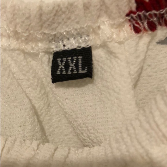 White sundress w red and navy blue flower pattern - Picture 4 of 8